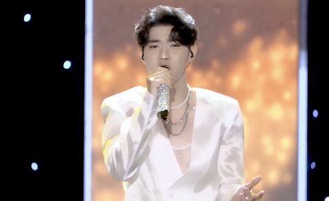 Khán giả phản đối giám khảo Vietnam Idol chọn thí sinh 'hát dở nhưng đẹp trai' - Ảnh 1. Dương Thành Đạt trong phần trình diễn