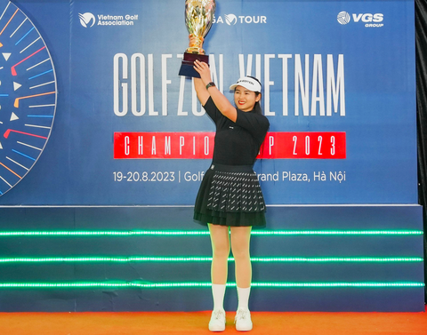 Đánh bại hàng loạt đồng nghiệp nam, golfer nữ vô địch giải golf 3D đầu tiên tại Việt Nam - Ảnh 1. Golfer người Mông Sùng Thị Xú lên ngôi vô địch giải - Ảnh: QUANG THẮNG