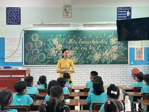 Học sinh lớp 1/1 Trường tiểu học Phước Bình, Thủ Đức, TP.HCM trong buổi đầu làm quen với cô giáo - Ảnh: HẢI HẬU Học sinh lớp 1 Trường tiểu học Phước Bình, TP Thủ Đức trong buổi đầu làm quen với cô giáo - Ảnh: HẢI HẬU