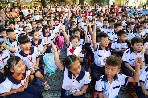 Sáng nay học sinh lớp 1 tựu trường - Ảnh 2. Học sinh hào hứng tham gia trò chơi tại ngôi trường mới - Ảnh: PHƯƠNG QUYÊN
