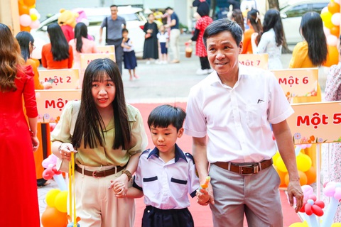 Nhiều phụ huynh tranh thủ tham gia buổi tựu trường quan trọng nhất của con - Ảnh: PHƯƠNG QUYÊN Nhiều phụ huynh tranh thủ tham gia buổi tựu trường quan trọng nhất của con - Ảnh: PHƯƠNG QUYÊN