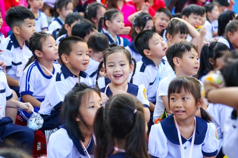 Sáng nay học sinh lớp 1 tựu trường - Ảnh 1. Nụ cười hồn nhiên của các em trong buổi sáng tựu trường đầu tiên - Ảnh: PHƯƠNG QUYÊN