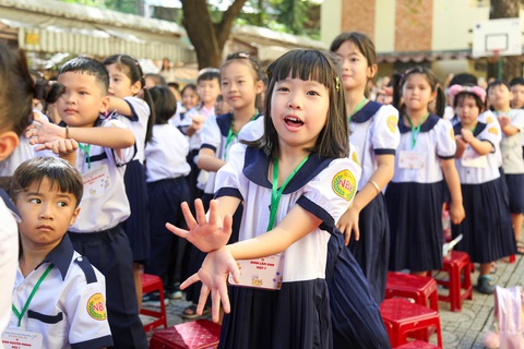 Lâm Anh (lớp 1/7) thể hiện sự tự tin trong buổi tựu trường - Ảnh: PHƯƠNG QUYÊN Bé Lâm Anh tự tin tham gia hoạt động chung trong buổi tựu trường - Ảnh: PHƯƠNG QUYÊN