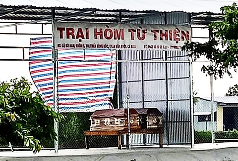 Nửa đêm mang hòm vào nhà xây dựng trái phép để ‘làm từ thiện’ - Ảnh 1. Dù không phải là chủ trại hòm nhưng ông L. đã mang hai hòm đến để ngay công trình xây trái phép - Ảnh: T.H.