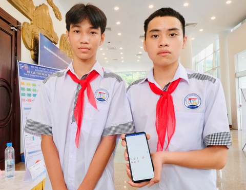 Ứng dụng hỗ trợ người cao tuổi của học trò - Ảnh 1. Nguyễn Hoàng Phú và Phùng Khôi Nguyên (từ trái qua) giới thiệu ứng dụng “The Deaf People” hỗ trợ giao tiếp với người khiếm thính, người già lãng tai - Ảnh: HÀ THANH