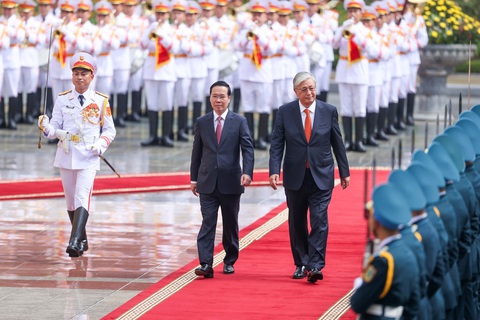 Chủ tịch nước Võ Văn Thưởng đón, hội đàm Tổng thống Kazakhstan - Ảnh 1. Chủ tịch nước Võ Văn Thưởng và Tổng thống Kazakhstan Kassym-Jomart Tokayev duyệt đội danh dự - Ảnh: NGUYỄN KHÁNH