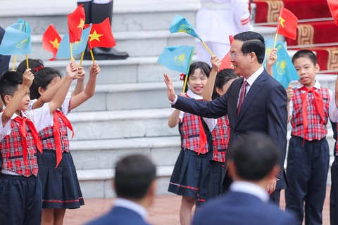 Chủ tịch nước Võ Văn Thưởng đón, hội đàm Tổng thống Kazakhstan - Ảnh 2. Chủ tịch nước Võ Văn Thưởng ra đón Tổng thống Kazakhstan Kassym-Jomart Tokayev ở nơi dừng xe. Tổng thống Kazakhstan đến Việt Nam chiều 20-8, bắt đầu chuyến thăm chính thức từ ngày 20 đến 22-8 theo lời mời của Chủ tịch nước Võ Văn Thưởng - Ảnh: NGUYỄN KHÁNHH