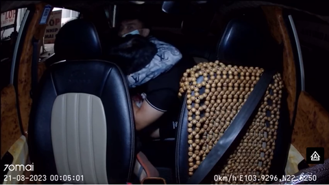 Điều tra nghi án cứa cổ tài xế taxi ở cửa khẩu Kim Thành - Ảnh 1. Camera ghi lại hình ảnh hai người đàn ông vật lộn trên xe - Ảnh cắt từ clip