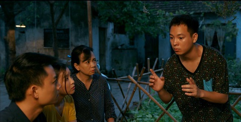 Cả xóm trọ nháo nhào khi Hiếu và Nhung mất tích trong phim Làng trong phố - Ảnh: ĐPCC Cả xóm trọ nháo nhào khi Hiếu và Nhung mất tích trong phim Làng trong phố - Ảnh: ĐPCC