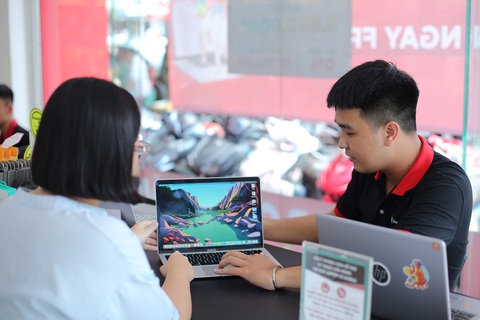 Mua sắm laptop phục vụ năm học mới tại cửa hàng FPT Shop - Ảnh: ĐỨC THIỆN Mua sắm laptop phục vụ năm học mới tại cửa hàng FPT Shop - Ảnh: ĐỨC THIỆN