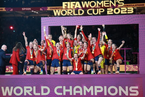 Kỳ World Cup được nhớ mãi! - Ảnh 1. Tuyển nữ Tây Ban Nha nâng cao cúp vô địch World Cup nữ 2023 - Ảnh: TRUNG NGHĨA
