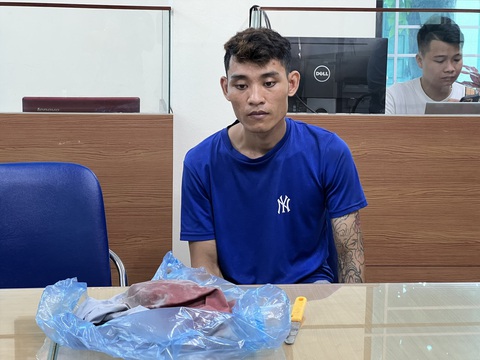 Bắt nam thanh niên dùng dao cứa cổ tài xế taxi ở Lào Cai - Ảnh 1. Nghi phạm Phạm Văn Mạnh cùng tang vật gây án tại cơ quan công an - Ảnh: Công an cung cấp