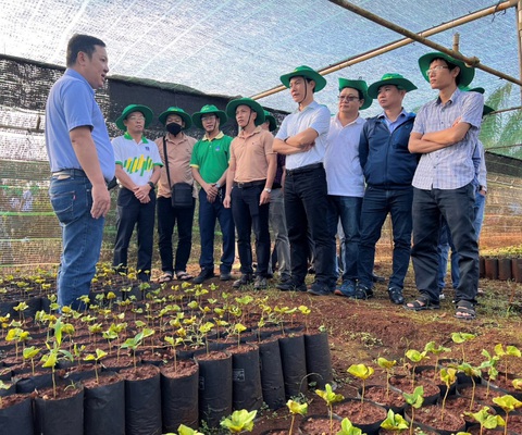 Nông dân được mùa, bội thu - Ảnh 1. Các kỹ sư nhà máy NPK Phú Mỹ tham gia thực địa, tìm tòi nhằm nâng cao, cải tiến cho sản phẩm NPK Phú Mỹ