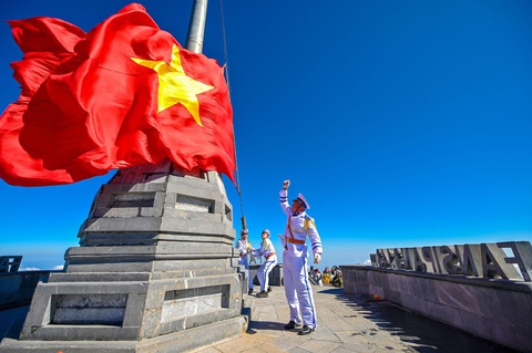 4 lý do khiến du khách không thể bỏ lỡ Fansipan trong kỳ nghỉ 2-9 - Ảnh 2. Lễ thượng cờ trên đỉnh thiêng Fansipan.