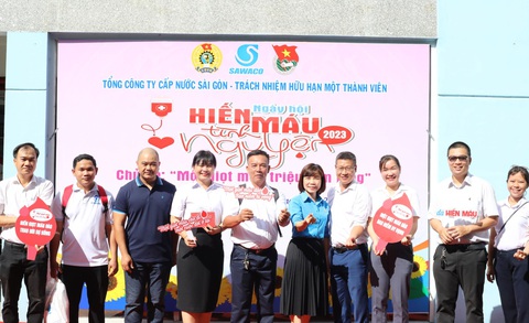 300 cán bộ viên chức, đoàn viên Sawaco hiến máu - Ảnh 1. Ngày hội hiến máu tình nguyện thu hút đông đảo đoàn viên, công nhân viên chức lao động tham gia - Ảnh: ĐINH BÍCH