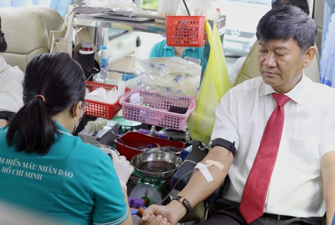 300 cán bộ viên chức, đoàn viên Sawaco hiến máu - Ảnh 2. Ông Trần Quang Minh, tổng giám đốc Sawaco, hiến máu tại "Ngày hội hiến máu tình nguyện năm 2023" - Ảnh: ĐINH BÍCH