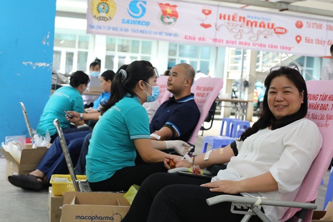 300 cán bộ viên chức, đoàn viên Sawaco hiến máu - Ảnh 3. Chị Trịnh Thị Thanh Tâm, công đoàn viên cơ sở khối phòng ban Sawaco, cho biết đây là lần thứ 20 tham gia hiến máu cứu người - Ảnh: ĐINH BÍCH