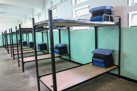 Nóng vì biến đổi khí hậu, có nên lắp máy lạnh trong tù? - Ảnh 2. Một phòng tập thể tại một nhà tù Hong Kong - Ảnh: DICKSON LEE
