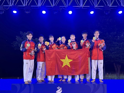Taekwondo Việt Nam giành HCV ở giải biểu diễn thế giới lần đầu tiên tổ chức - Ảnh 1. Châu Tuyết Vân (thứ 3 từ trái sang) cùng đội tuyển quyền taekwondo Việt Nam trên bục nhận huy chương vàng - Ảnh: THANH HUY