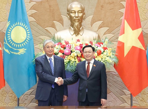 Tổng thống Kazakhstan: Việt Nam là đối tác chủ chốt tại Đông Nam Á - Ảnh 4. Nhân cuộc hội kiến Chủ tịch Quốc hội Vương Đình Huệ, Tổng thống Kassym-Jomart Tokayev đã trân trọng mời Chủ tịch Quốc hội sớm sang thăm chính thức Kazakhstan - Ảnh: TTXVN