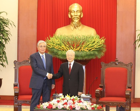 Tổng thống Kazakhstan: Việt Nam là đối tác chủ chốt tại Đông Nam Á - Ảnh 1. Tổng bí thư Nguyễn Phú Trọng tiếp Tổng thống Kazakhstan Kassym-Jomart Tokayev - Ảnh: TTXVN