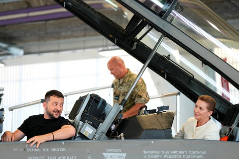 Tổng thống Zelensky: Nga sẽ thua vì Ukraine có F-16 - Ảnh 1. Tổng thống Ukraine Zelensky (trái) lên chiến đấu cơ F-16 cùng Thủ tướng Đan Mạch Mette Frederiksen ngày 20-8 - Ảnh: REUTERS