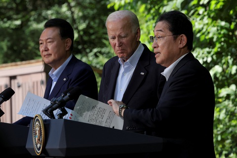 Từ trái qua: Tổng thống Hàn Quốc Yoon Suk Yeol, Tổng thống Mỹ Joe Biden và Thủ tướng Nhật Fumio Kishida trong cuộc họp báo chung ở Trại David, Mỹ, ngày 18-8 - Ảnh: REUTERS Từ trái qua: Tổng thống Hàn Quốc Yoon Suk Yeol, Tổng thống Mỹ Joe Biden và Thủ tướng Nhật Kishida Fumio trong cuộc họp báo chung ở Trại David, Mỹ, ngày 18-8 - Ảnh: REUTERS