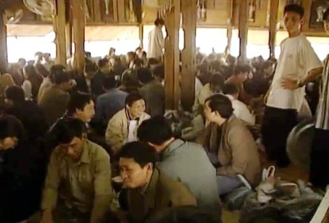 Khi quán cầy tơ vắng dần - Kỳ 2: 'Thủ phủ thịt chó' Nhật Tân nay còn đâu - Ảnh 2. Cảnh đông nghẹt khách ngồi chiếu ăn thịt chó ở Nhật Tân một thời - Ảnh: Facebook