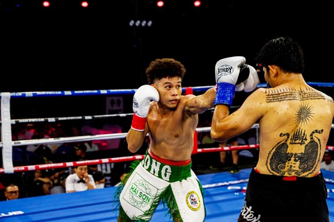 Trịnh Thế Long knock-out võ sĩ Thái Lan giành Đai Bạc WBC châu Á - Ảnh 3. Trịnh Thế Long ra đòn chính xác trước Chayanon Phothijun - Ảnh: CINDY