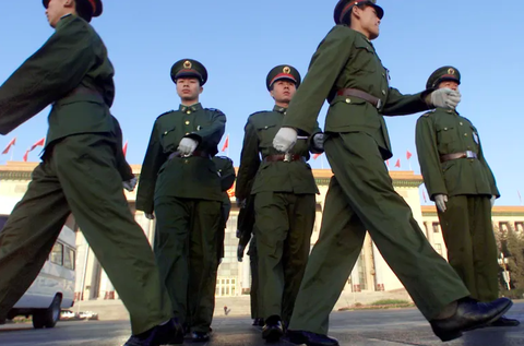 Trung Quốc điều tra công dân bị cáo buộc làm gián điệp cho CIA - Ảnh 1. Lực lượng tuần tra tại Đại lễ đường Nhân dân ở Bắc Kinh, Trung Quốc - Ảnh: REUTERS