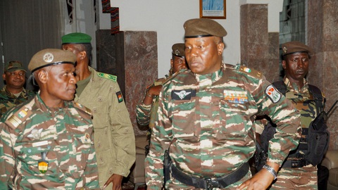 Nhà lãnh đạo cuộc đảo chính ở Niger, tướng Abdourahamane Tiani (phải) - Ảnh: REUTERS Người lãnh đạo cuộc đảo chính ở Niger - tướng Abdourahamane Tchiani (phải) - Ảnh: REUTERS