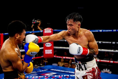 Trịnh Thế Long knock-out võ sĩ Thái Lan giành Đai Bạc WBC châu Á - Ảnh 4. Võ Hồng Đạt ra đòn chính xác trước Ernie Sanchez - Ảnh: CINDY