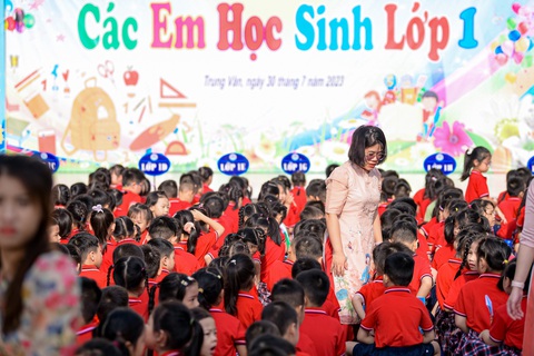 Hà Nội: Học sinh lớp 1 tựu trường - Ảnh 2. Các cô giáo lớp 1 luôn rất vất vả trong hai tuần đầu để quản lý, rèn nề nếp cho học sinh và cả chăm sóc, dỗ dành khi trẻ bỡ ngỡ với môi trường học tập mới - Ảnh: NAM TRẦN