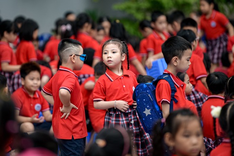 Hà Nội: Học sinh lớp 1 tựu trường - Ảnh 1. Lớp 1 vui nhưng cũng lạ lẫm. Một bé lớp 1 Trường tiểu học Nguyễn Du (quận Nam Từ Liêm, Hà Nội) nhớn nhác tìm mẹ trong đám đông - Ảnh: NAM TRẦN