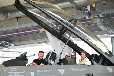 Tổng thống Ukraine Volodymyr Zelensky (trái) và Thủ tướng Đan Mạch Mette Frederiksen ngồi trong chiếc tiêm kích F-16 tại căn cứ không quân Skrydstrup ở Vojens, miền bắc Đan Mạch, ngày 20-8 - Ảnh: AFP Tổng thống Ukraine Volodymyr Zelensky (trái) và Thủ tướng Đan Mạch Mette Frederiksen ngồi trong chiếc tiêm kích F-16 tại căn cứ không quân Skrydstrup ở Vojens, miền bắc Đan Mạch, ngày 20-8 - Ảnh: AFP