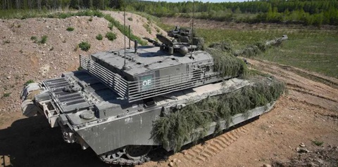 Lữ đoàn xung kích số 82 Ukraine tham chiến khiến Nga chấn động - Ảnh 1. Một chiếc xe tăng Challenger 2 của quân đội Anh trong cuộc tập trận của NATO ở Sakussaare, Estonia vào ngày 20-5-2023 - Ảnh : AFP
