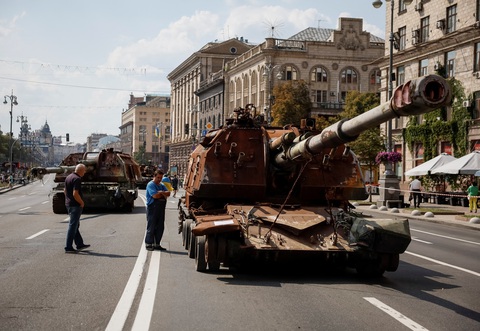 Triển lãm trưng bày xe tăng Nga trên con phố chính Khreshchatyk, ở trung tâm Kiev, Ukraine, ngày 21-8 - Ảnh: REUTERS Ukraine cho trưng bày xe tăng Nga trên con phố chính Khreshchatyk, ở trung tâm Kiev, Ukraine, ngày 21-8 - Ảnh: REUTERS