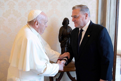 Giáo hoàng Francis gặp Chủ tịch Hội đồng Tham mưu trưởng Liên quân Mỹ, Tướng Mark Milley tại Vatican, ngày 21-8 - Ảnh: REUTERS Giáo hoàng Francis gặp chủ tịch Hội đồng Tham mưu trưởng Liên quân Mỹ, tướng Mark Milley tại Vatican, ngày 21-8 - Ảnh: REUTERS