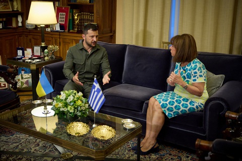 Tổng thống Ukraine Volodymyr Zelensky (trái) gặp Tổng thống Hy Lạp Katerina Sakellaropoulou tại Athens, Hy Lạp, ngày 21-8 - Ảnh: REUTERS Tổng thống Ukraine Volodymyr Zelensky (trái) gặp Tổng thống Hy Lạp Katerina Sakellaropoulou tại Athens, Hy Lạp, ngày 21-8 - Ảnh: REUTERS