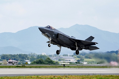 Một máy bay chiến đấu F-35A của Không quân Hàn Quốc trong khuôn khổ cuộc tập trận quân sự thường niên Lá chắn Tự do Ulchi giữa Hàn Quốc và Mỹ, ngày 21-8 - Ảnh: REUTERS Một máy bay chiến đấu F-35A của Không quân Hàn Quốc trong khuôn khổ cuộc tập trận quân sự thường niên Lá chắn Tự do Ulchi giữa Hàn Quốc và Mỹ, ngày 21-8 - Ảnh: REUTERS