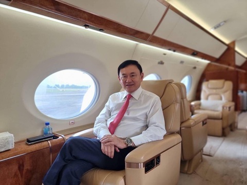 Hình ảnh ông Thaksin ngồi trên chuyên cơ do bà Yingluck Shinawatra đăng tải ngày 22-8 - Ảnh: FBNV Hình ảnh cựu thủ tướng Thái Lan Thaksin Shinawatra trên chuyên cơ do bà Yingluck Shinawatra đăng tải ngày 22-8 - Ảnh: FBNV