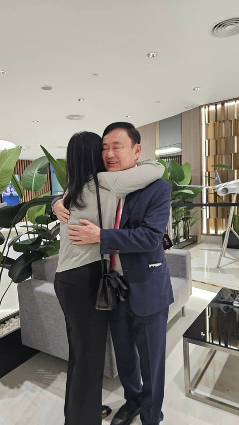 Bà Yingluck chia sẻ hình chụp cùng anh trai ngày 22-8. Ông Thaksin có vẻ mặc cùng trang phục với tấm hình trên chuyên cơ - Ảnh: FBNV Bà Yingluck chia sẻ hình chụp cùng anh trai ngày 22-8. Ông Thaksin có vẻ mặc cùng trang phục với tấm hình trên chuyên cơ - Ảnh: FBNV