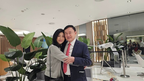 Bà Yingluck chia sẻ hình chụp cùng anh trai ngày 22-8. Ông Thaksin có vẻ mặc cùng trang phục với tấm hình trên chuyên cơ - Ảnh: FBNV Bà Yingluck chia sẻ hình chụp cùng anh trai ngày 22-8. Ông Thaksin có vẻ mặc cùng trang phục với tấm hình trên chuyên cơ - Ảnh: FBNV