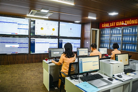 Công ty đấu giá biển số ôtô thông tin về việc quá tải trang web - Ảnh 1. Phòng giám sát đấu giá ô tô tại Cục Cảnh sát giao thông - Ảnh: HỒNG QUANG