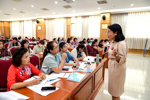 Giáo viên 'tay ngang' dạy tiếng Việt không đơn độc - Ảnh 1. Các giáo viên tham gia tập huấn giảng dạy tiếng Việt tại Hà Nội - Ảnh: N.TRẦN