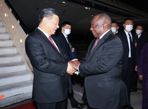 Tổng thống Nam Phi Cyril Ramaphosa (phải) đón Chủ tịch Trung Quốc Tập Cận Bình tại Johannesburg tối ngày 21-8, giờ địa phương - Ảnh: THX Tổng thống Nam Phi Cyril Ramaphosa (phải) đón Chủ tịch Trung Quốc Tập Cận Bình tại Johannesburg tối ngày 21-8, giờ địa phương - Ảnh: THX