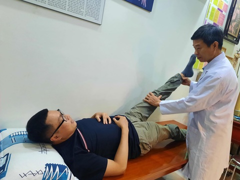 Sự hồi phục thần kỳ của chàng trai liệt nửa người - Ảnh 3. Bằng sự nỗ lực của bản thân Khoa đã thoát khỏi bị liệt hoàn toàn nửa người dưới - Ảnh: THU HIẾN