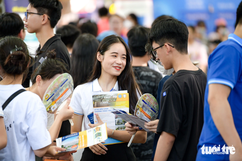 Xem điểm chuẩn trên Tuổi Trẻ Online từ 14h hôm nay - Ảnh 1. Thí sinh tham dự Ngày hội lựa chọn nguyện vọng xét tuyển 2023 do báo Tuổi Trẻ tổ chức - Ảnh: NAM TRẦN