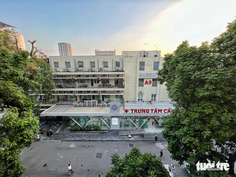 Hà Nội sẽ xây xong 4 bệnh viện lớn ở cửa ngõ và có 140 trường trung học công lập vào 2025? - Ảnh 1. Bên trong khuôn viên Bệnh viện Bạch Mai, một trong những bệnh viện nằm gần cửa ngõ phía nam thủ đô - Ảnh: PHẠM TUẤN