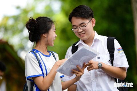 Điểm chuẩn Đại học Bách khoa Hà Nội cao nhất... - Ảnh 1. Thí sinh tham dự kỳ thi tốt nghiệp THPT năm 2023 tại Hà Nội - Ảnh: NAM TRẦN
